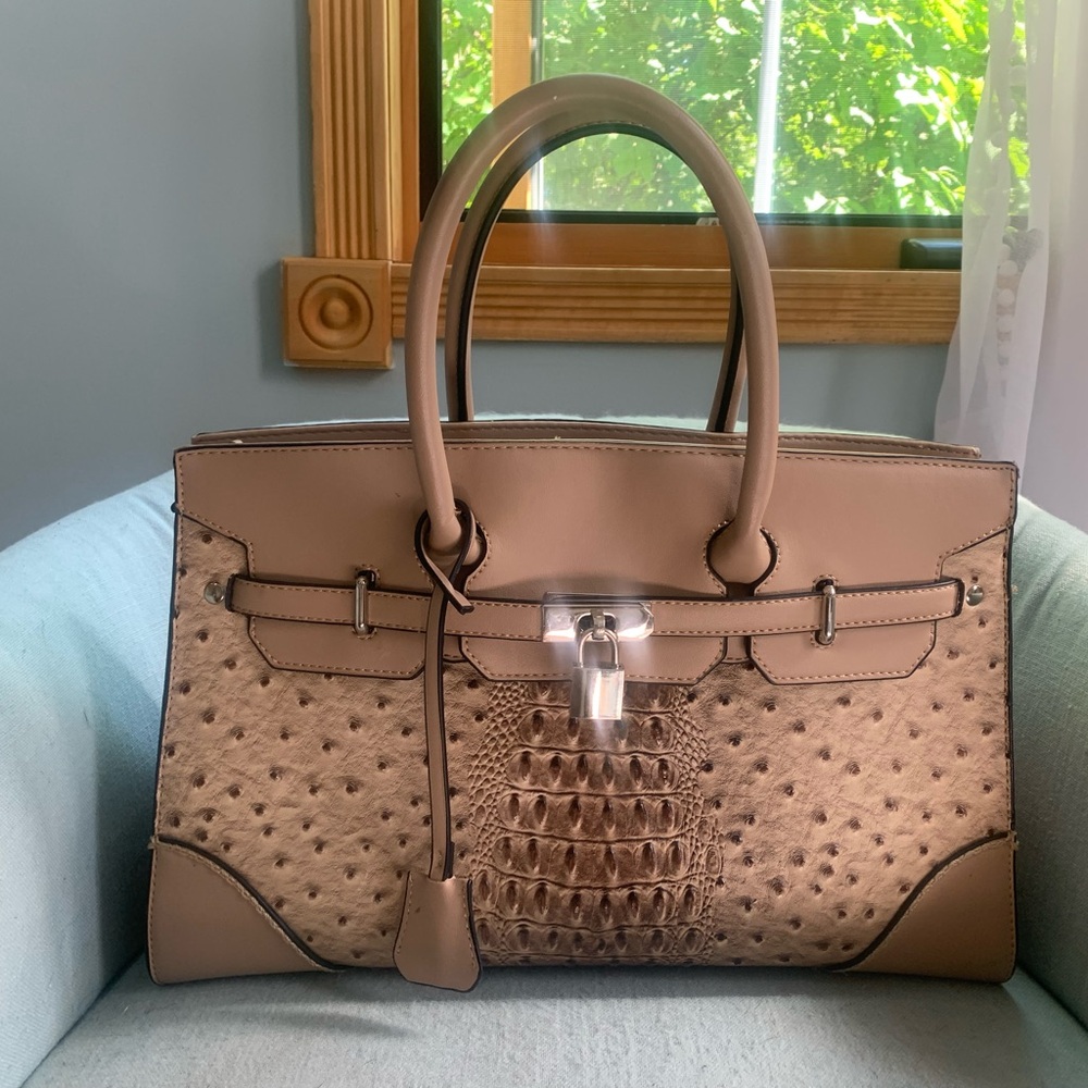 Tan baglooks like ostrich skin like new shoulder strap looks like a birkin